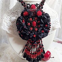 Collier Midnight in Paris brod&eacute; avec roses et cabochon en r&eacute;sine, perles magiques, ruban fleurs et perles Cristal Swarovski